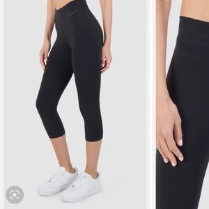 Women's Nike Capri Tight Pants in Black